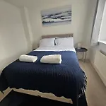 Homington House Long Stays Sleeps 8 Free Parking