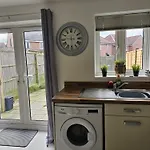 Homington House Long Stays Sleeps 8 Free Parking