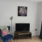 Homington House Long Stays Sleeps 8 Free Parking