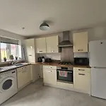 Homington House Long Stays Sleeps 8 Free Parking