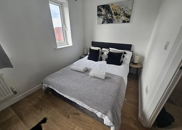 Homington House Long Stays Sleeps 8 Free Parking