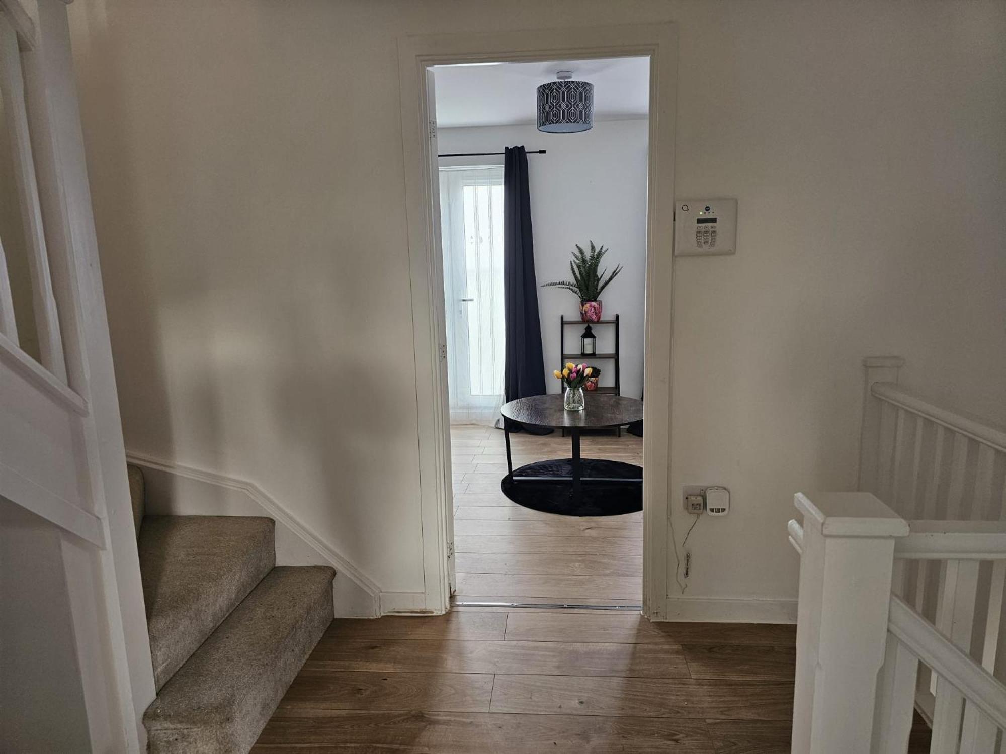 Holiday home Homington House Long Sleeps 8 Free Parking