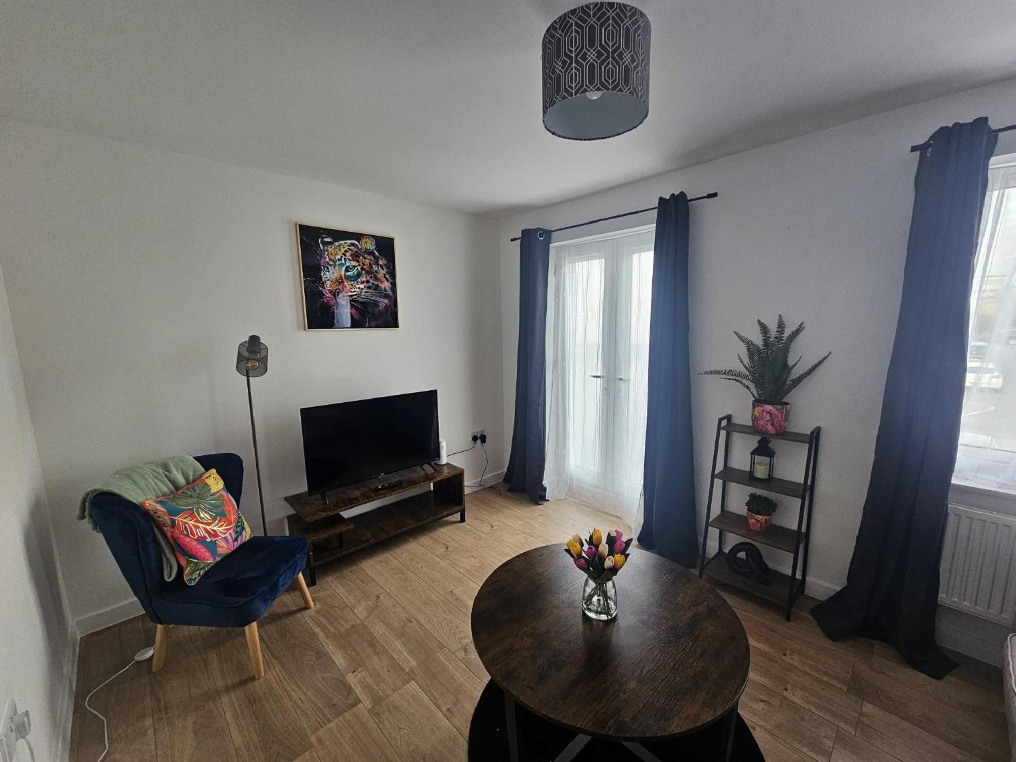 Homington House Long Sleeps 8 Free Parking * Swindon