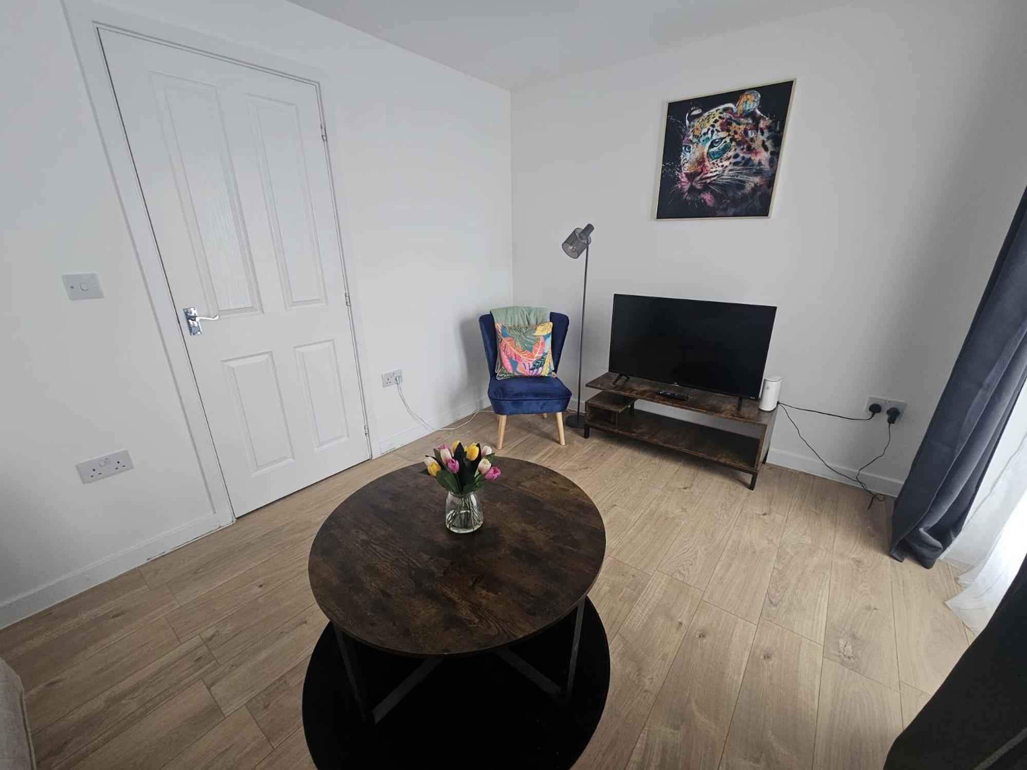 Homington House Long Sleeps 8 Free Parking Holiday home