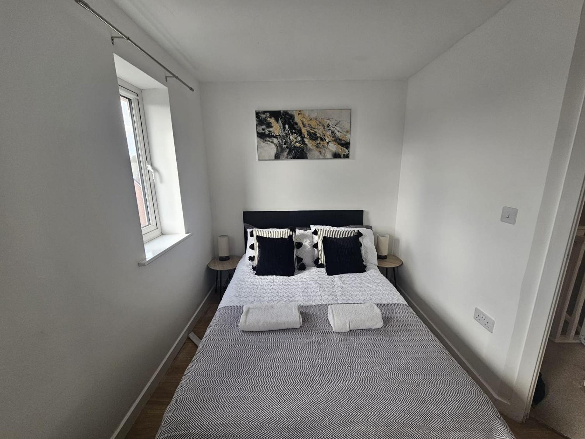 Holiday home Homington House Long Sleeps 8 Free Parking