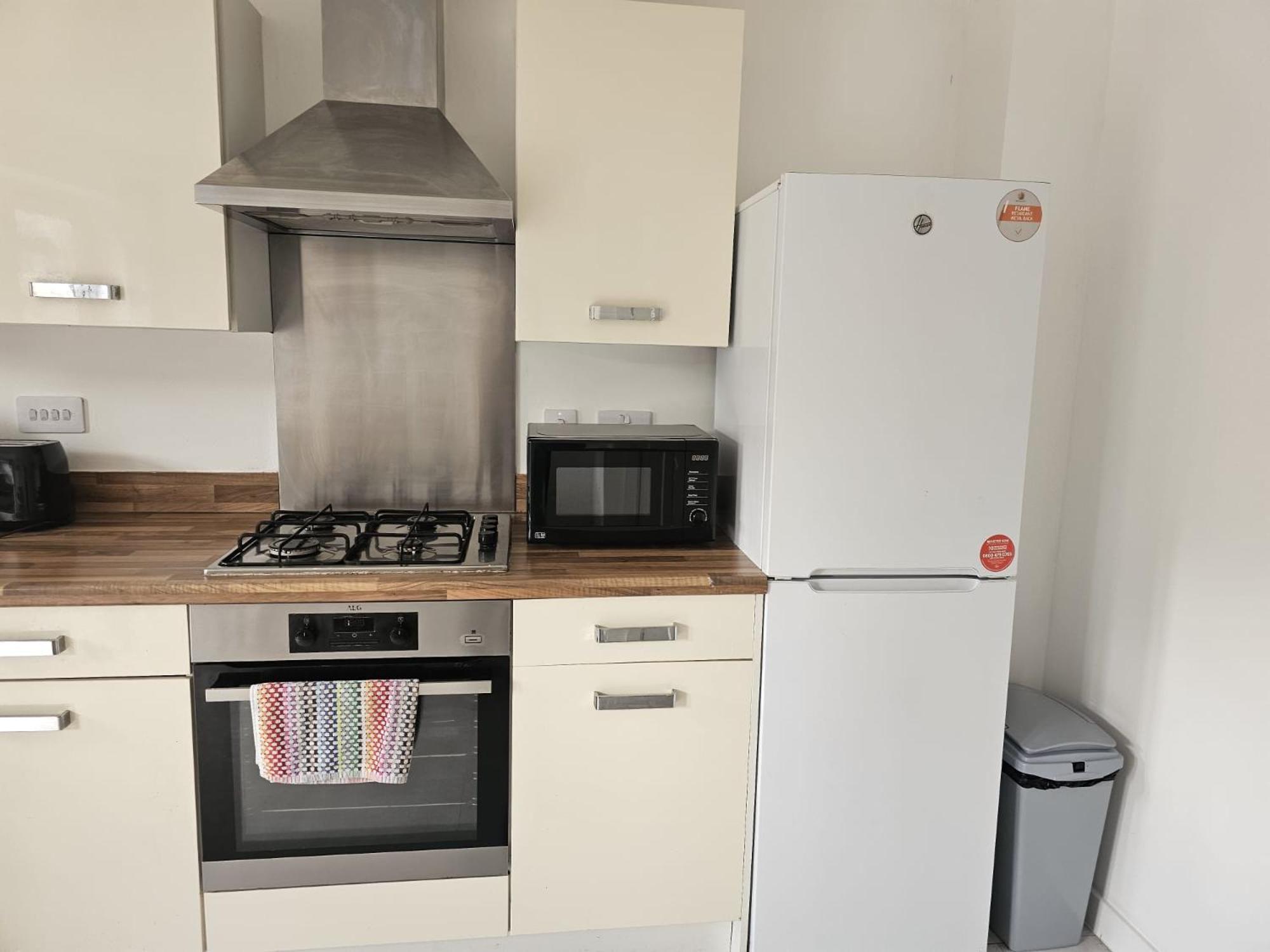Homington House Long Sleeps 8 Free Parking Holiday home Swindon