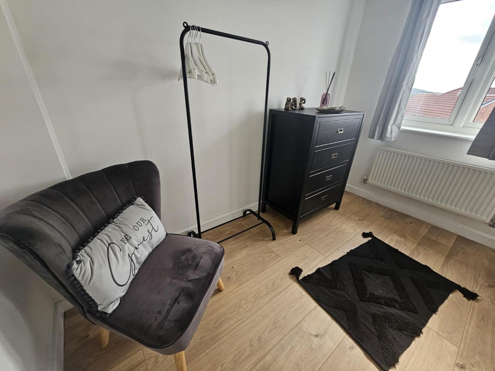Homington House Long Sleeps 8 Free Parking Swindon