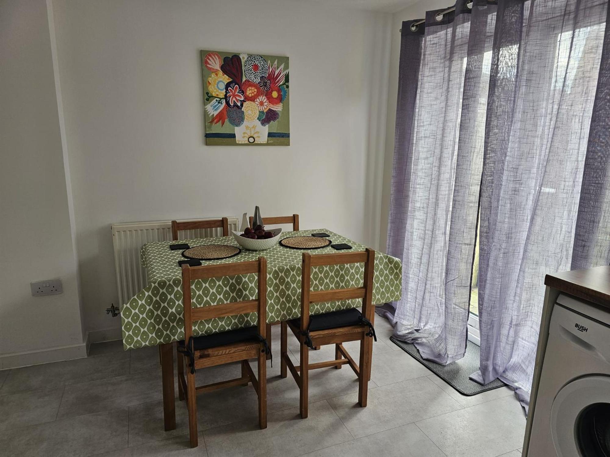 Homington House Long Sleeps 8 Free Parking * Swindon