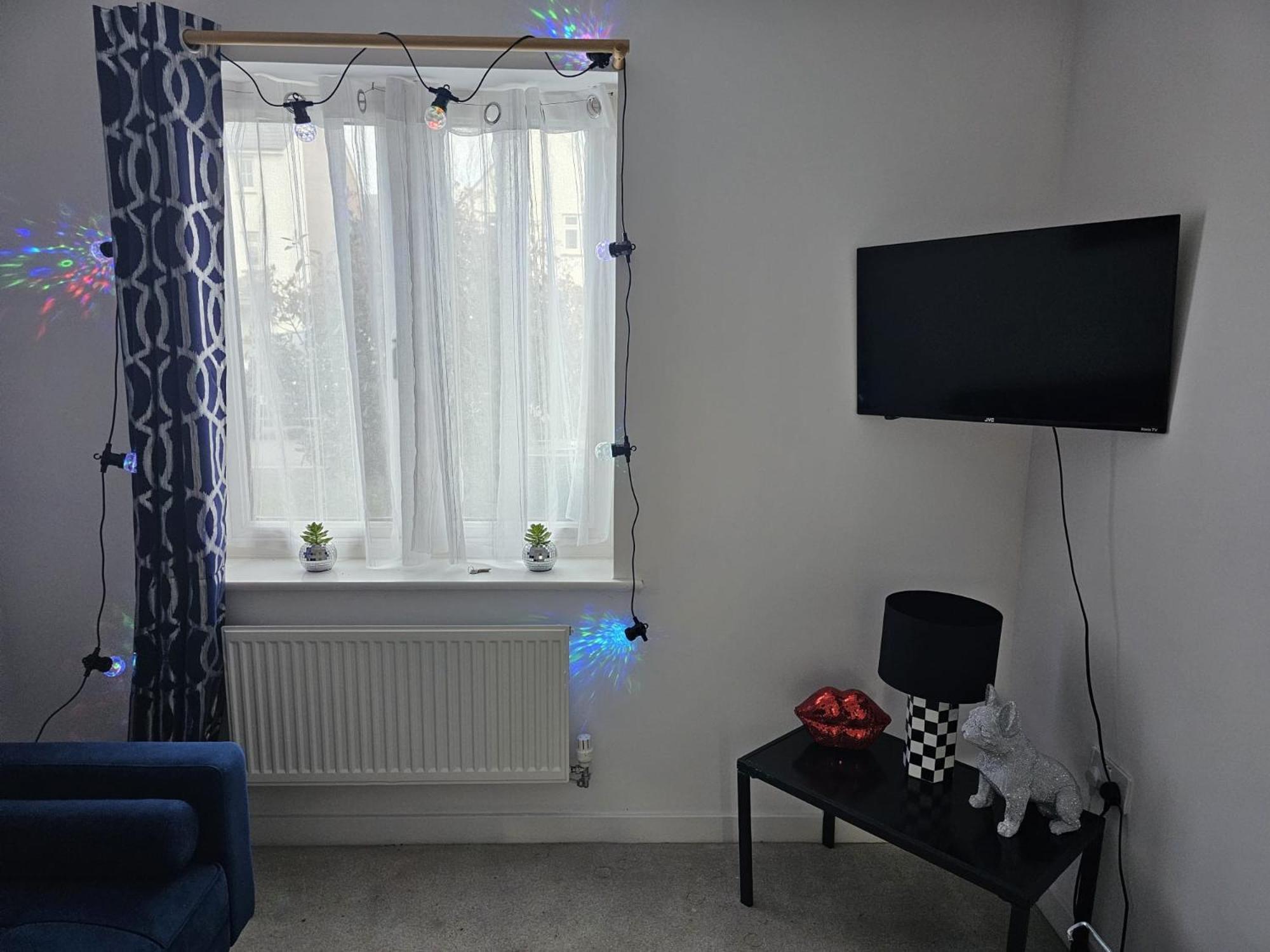 Homington House Long Sleeps 8 Free Parking Holiday home Swindon