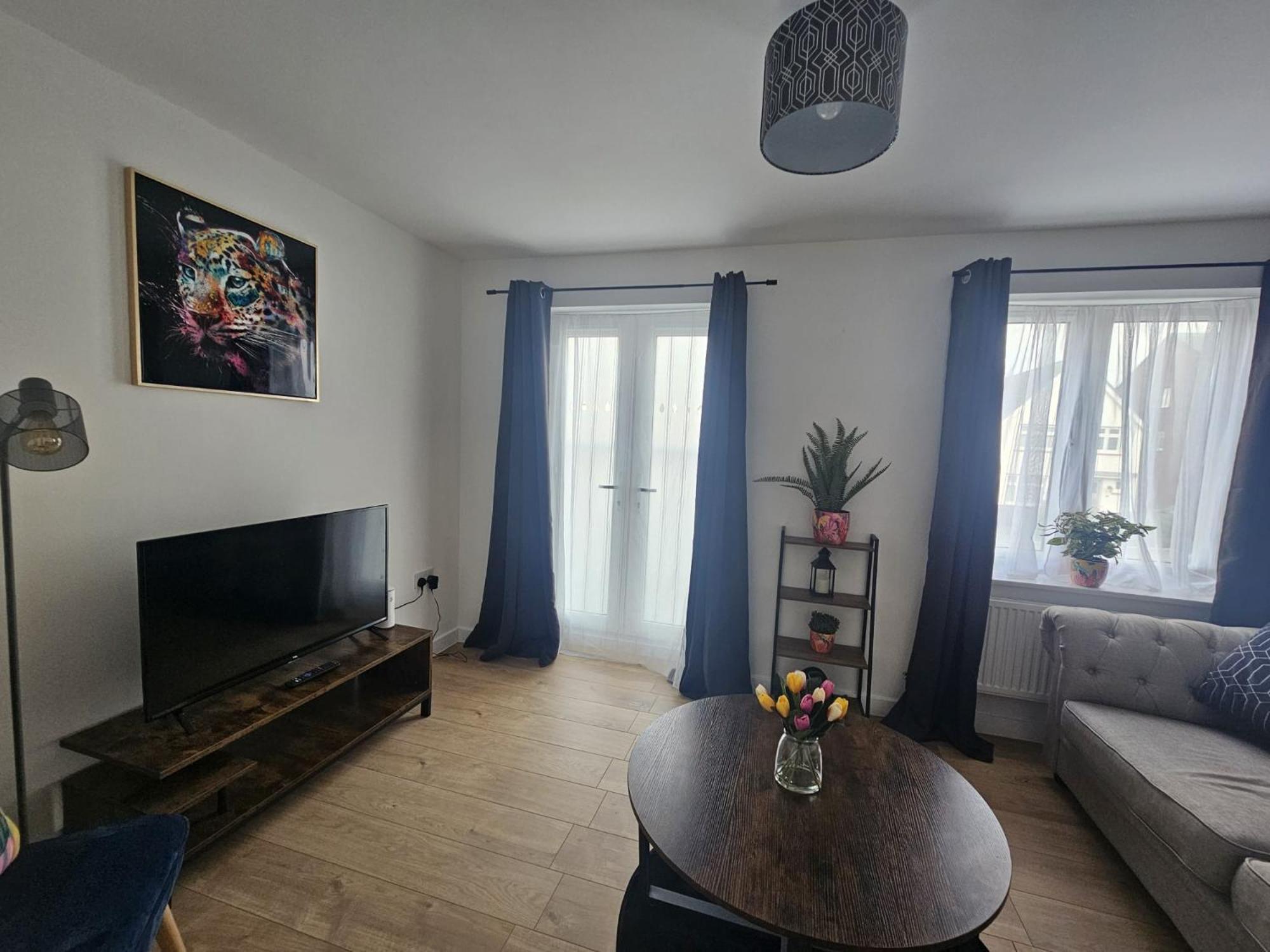 Homington House Long Sleeps 8 Free Parking Holiday home Swindon