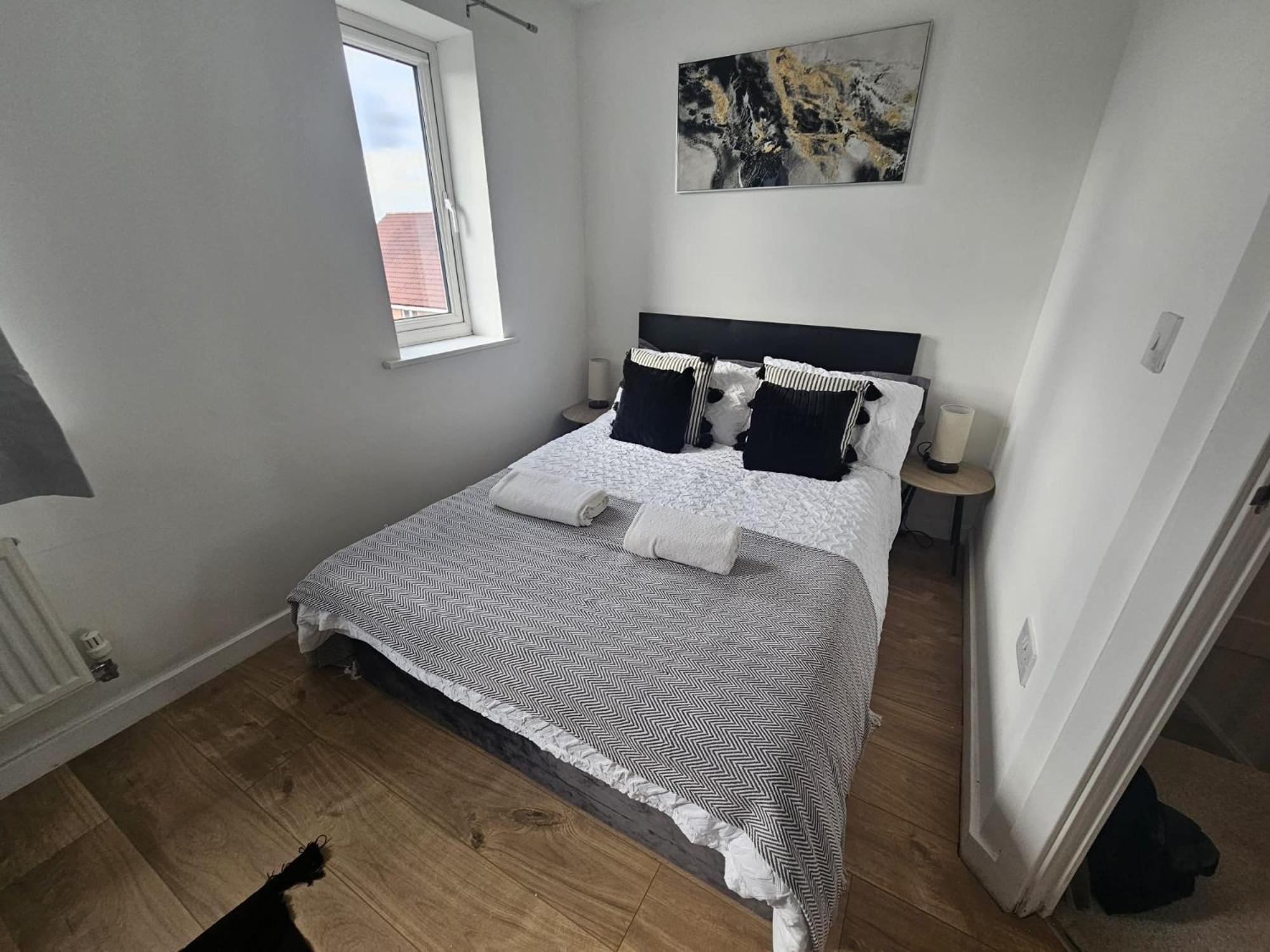 Holiday home Homington House Long Sleeps 8 Free Parking