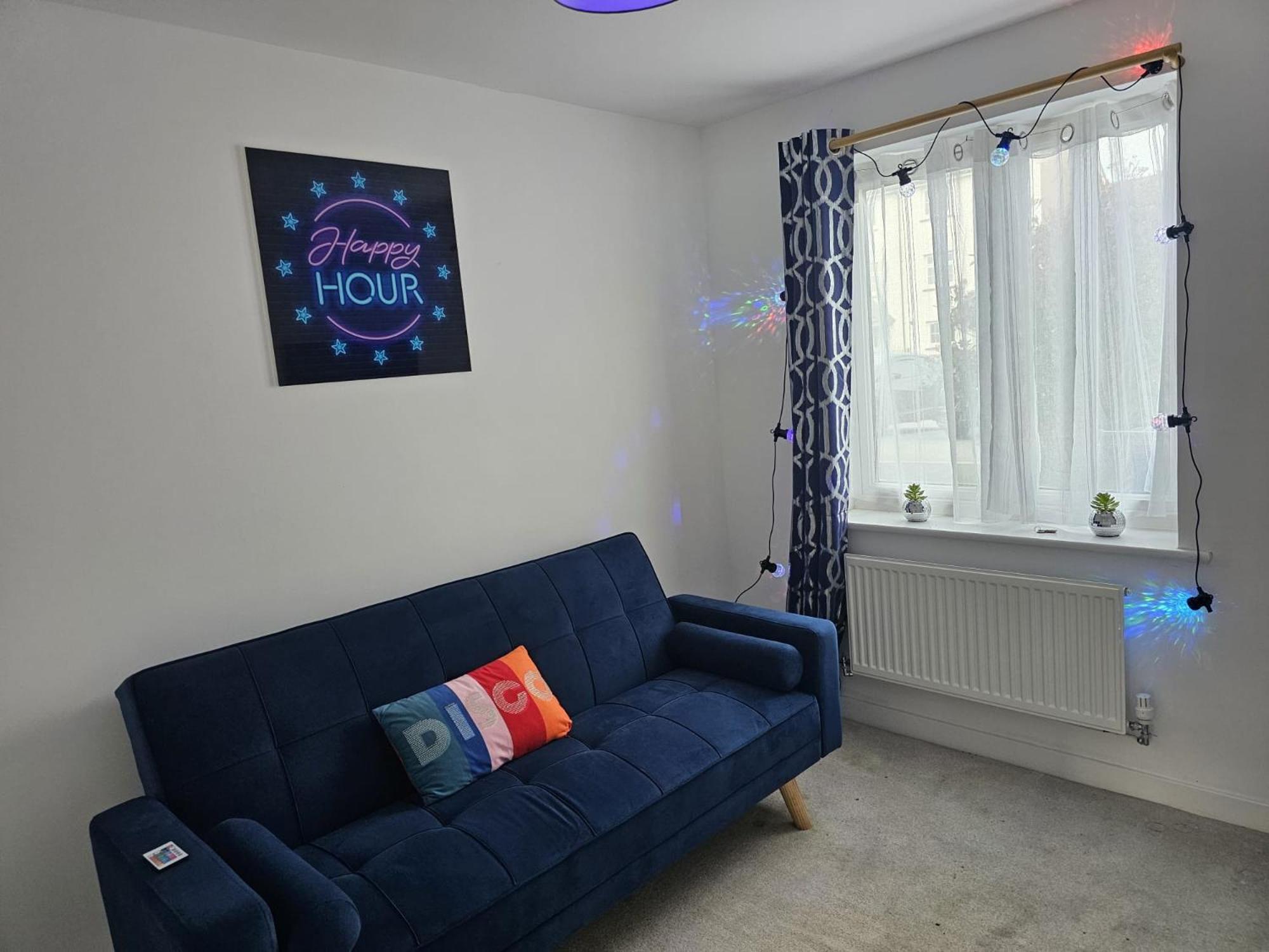 Holiday home Homington House Long Sleeps 8 Free Parking